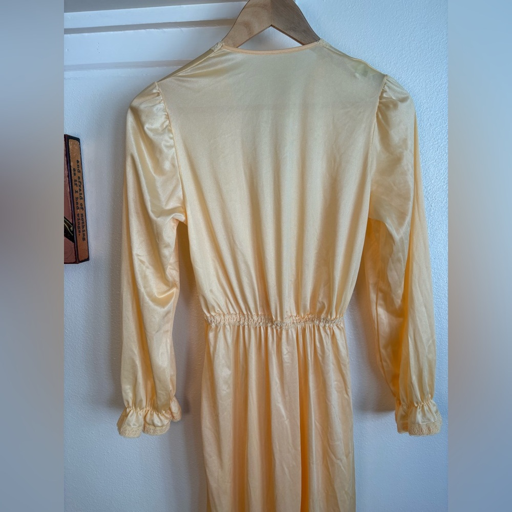 Vintage Robe - Picture 7 of 10